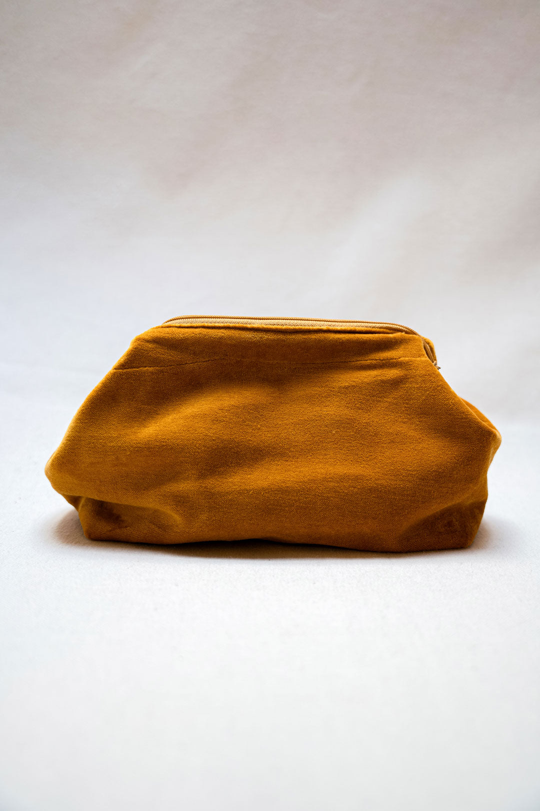 Pochette velours Maeline veil or