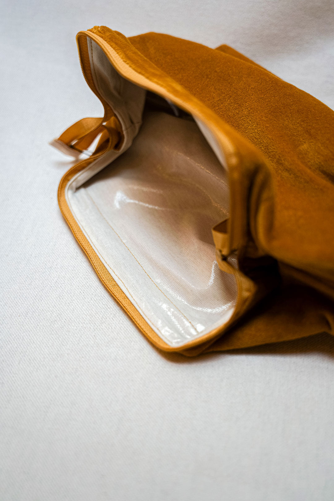 Pochette velours Maeline veil or