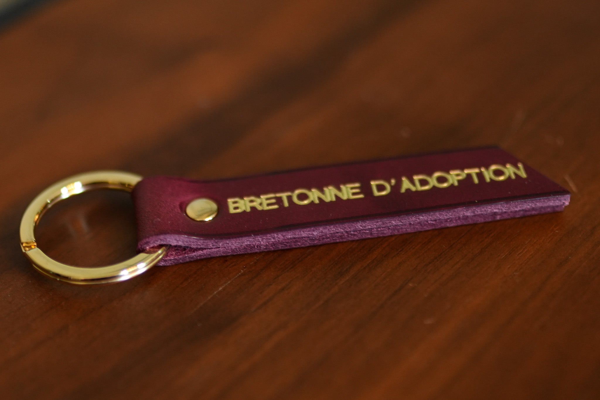 Porte clé en cuir végétal bordeaux 