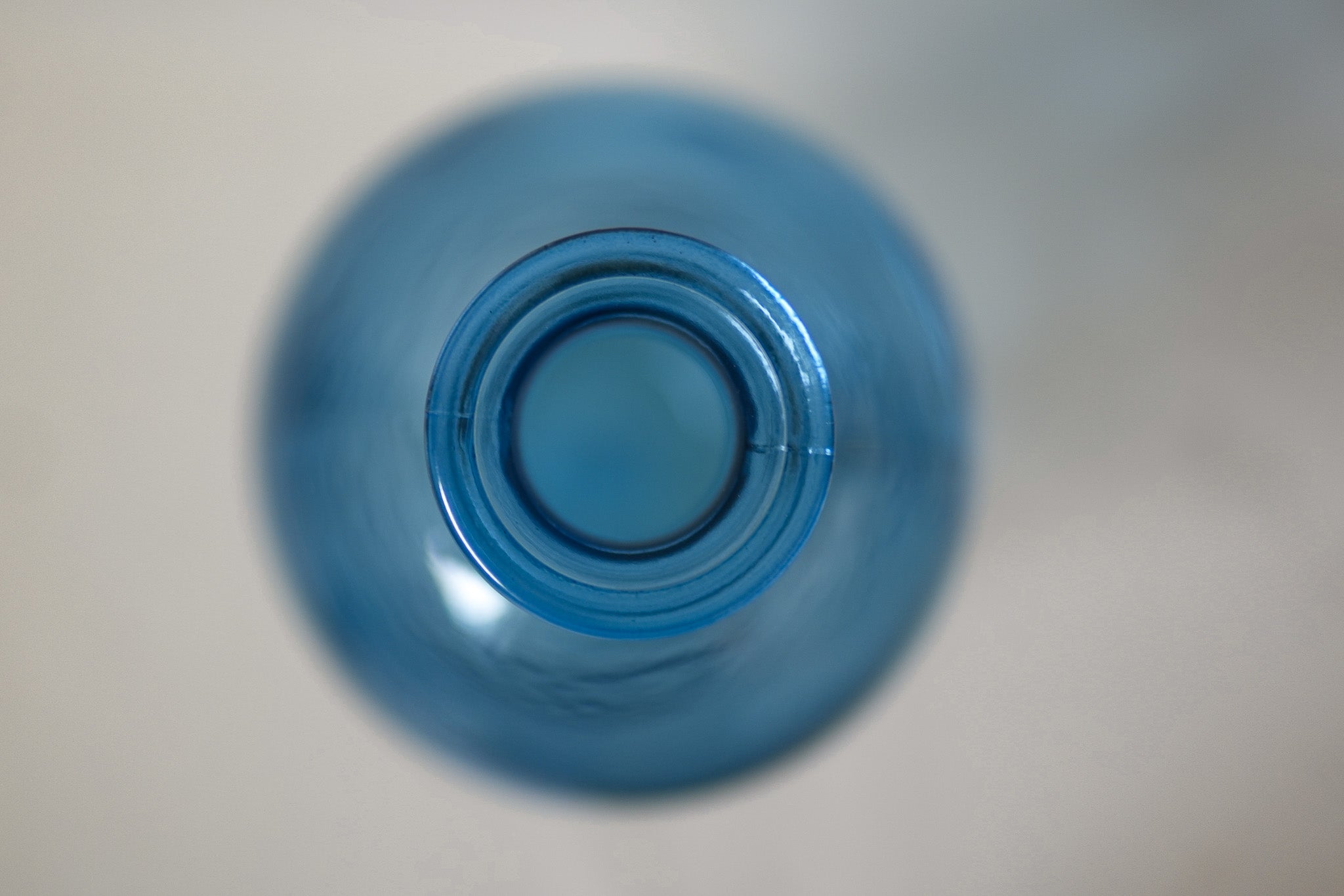 Vase bouteille en verre recyclé – 3 couleurs décoratives – 29,5 cm