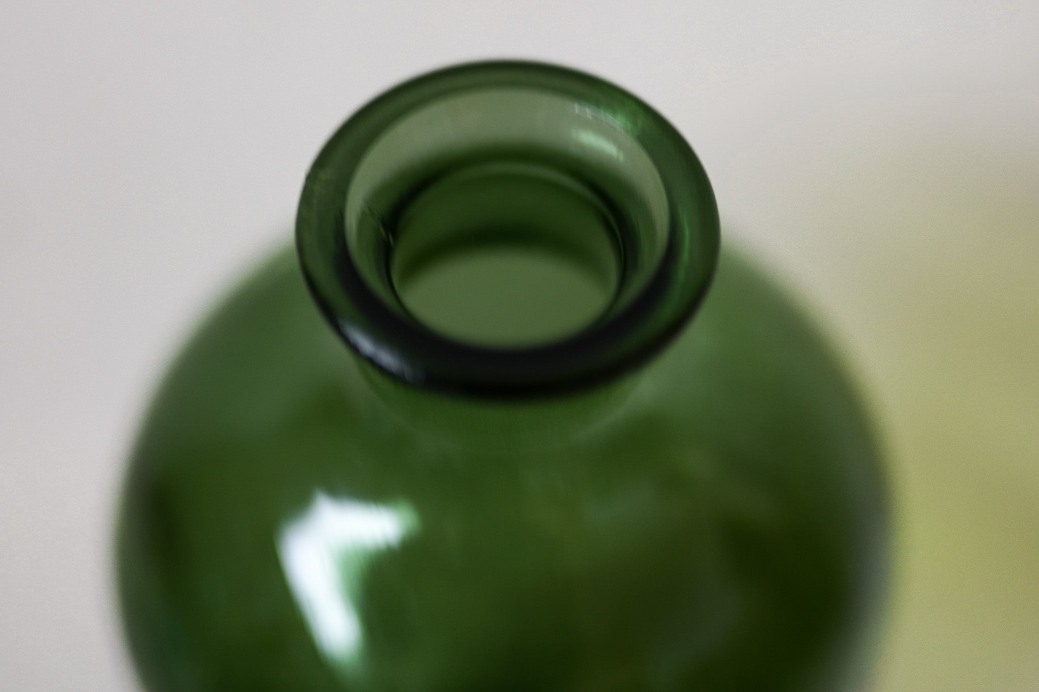 Vase bouteille en verre recyclé – 3 couleurs décoratives – 29,5 cm