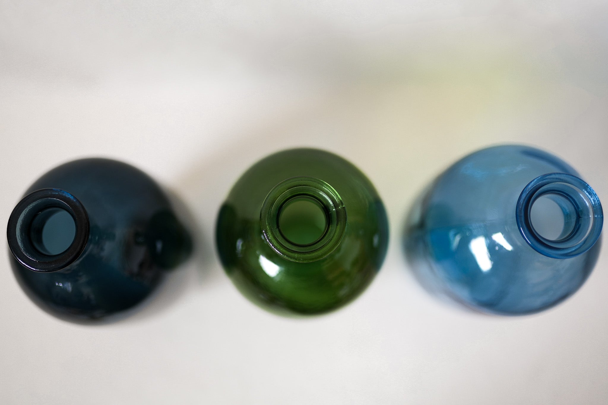 Vase bouteille en verre recyclé – 3 couleurs décoratives – 29,5 cm