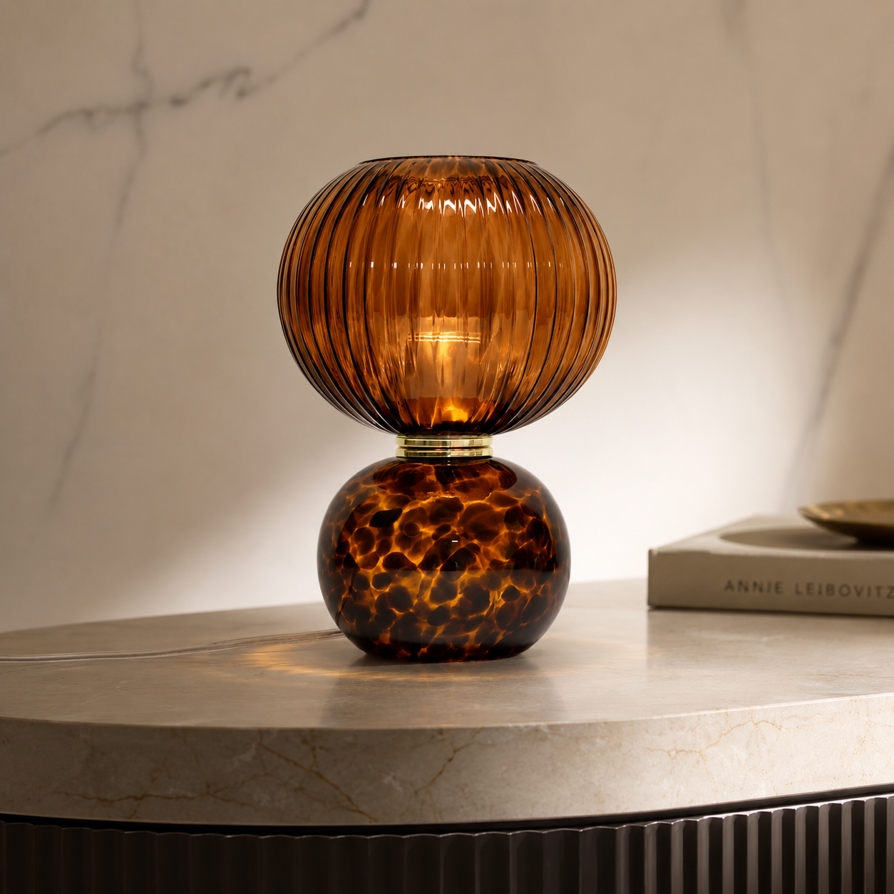 Lampe en verre ambré motif léopard