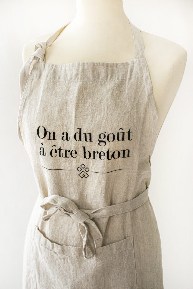 Tablier en lin Ty Coz couleur naturel, inscription noire "on a du goût à être breton"