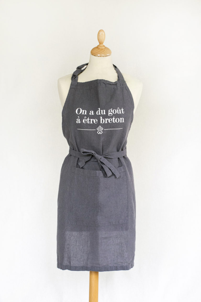 Tablier en lin Ty Coz couleur gris souris, inscription blanche "on a du goût à être breton"