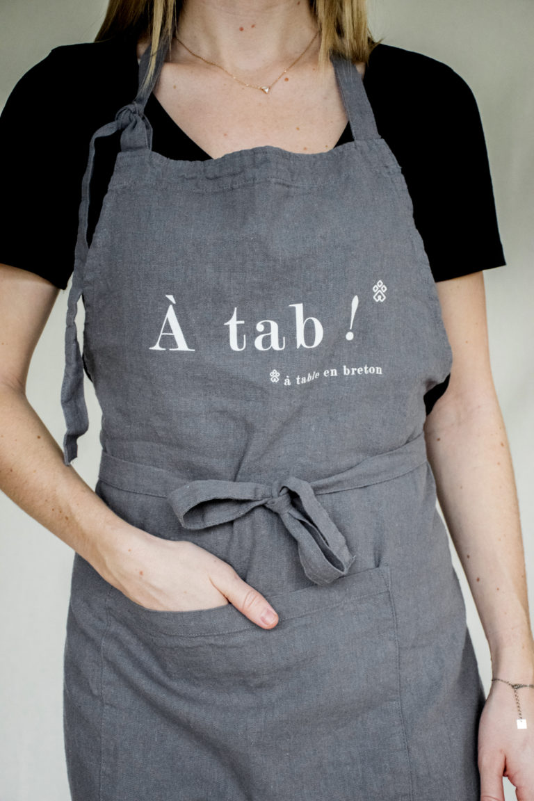 Tablier en lin Ty Coz couleur gris souris, inscription blanche "à tab" à table en breton