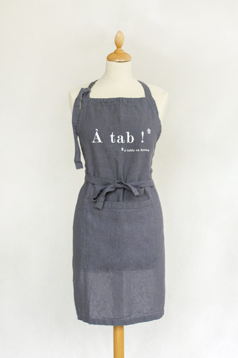 Tablier en lin Ty Coz couleur gris souris, inscription blanche "à tab" à table en breton