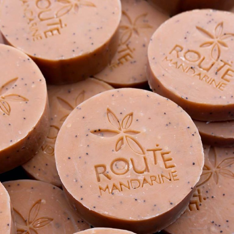 Zoom sur notre marque invitée @route.mandarine ✨ Imaginés et produits en Bretagne, les savons sont conçus dans le Finistère. Des odeurs parfumées intenses, durables et surtout une composition à base d’huiles végétales bio, d’éléments 100% naturels, garanties sans conservateurs chimiques. Un savon artisanal, écologique et respectueux de votre peau qui inspire le voyage sensoriel. 🤍 La marque Route Mandarine est à retrouver en boutik ou sur notre e-shop. #routemandarine #savonbreton #madeinbretagne #bretagne #bretagnelovers #conceptstore #morbihan #lorient #tycoz