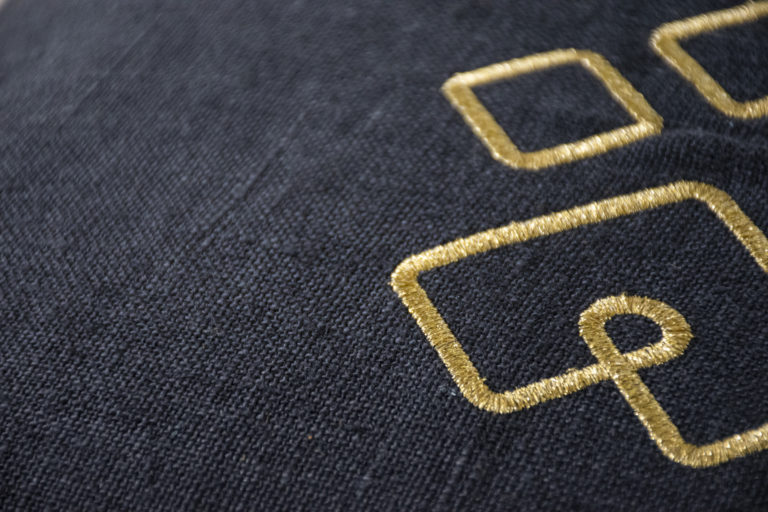 Coussin en lin couleur navy format 45x45cm avec broderie dorée avec l'hermine TY COZ