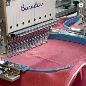 Une jolie collection de coussins aux couleurs estivales arrive très prochainement ✨ En attendant, on vous montre les coulisses de la réalisation de la broderie dans notre atelier Lorientais ! #coussins #deco #decobretonne #broderie #broderiebretonne #lin #bretagneforever #bzh #tycoz