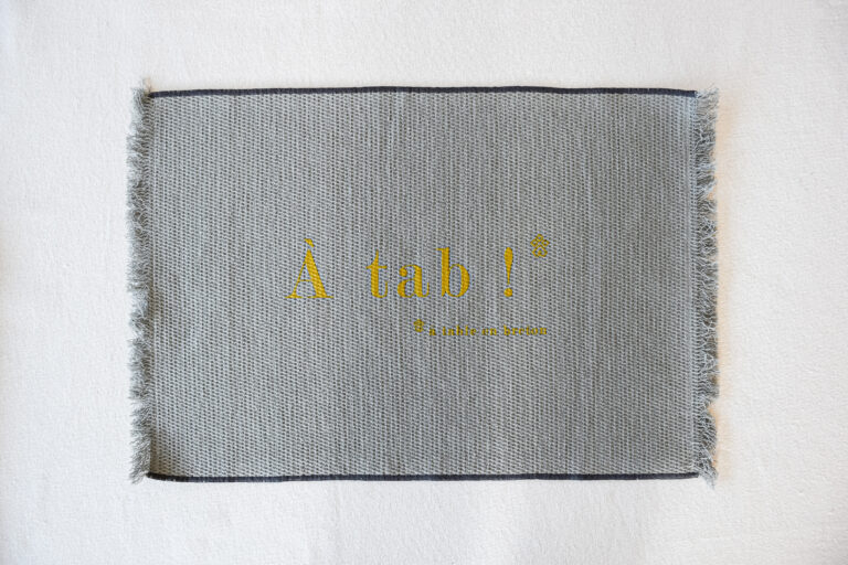 set de table en coton couleur gris sérigraphie à tab en breton