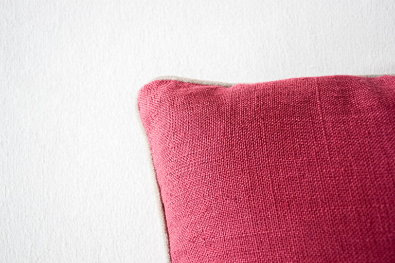 Coussin Noane 40x60 cm en lin et en coton couleur framboise